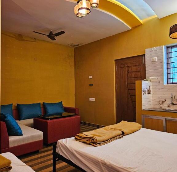 غرفة قياسية مزوَّدة بتراس, Chithralaya Guest House