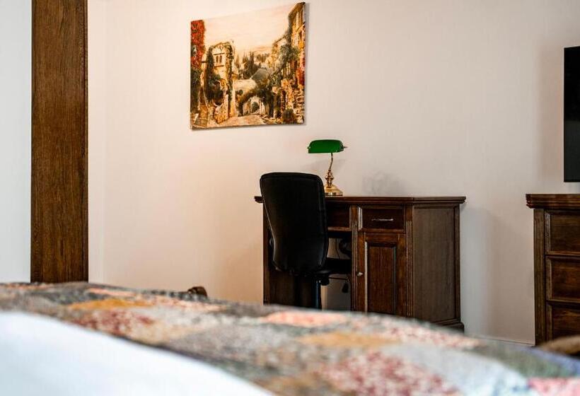 חדר משפחתי, Boutique Marlen