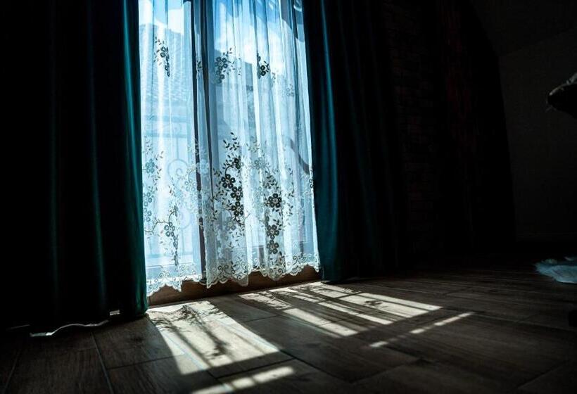 חדר משפחתי, Boutique Marlen