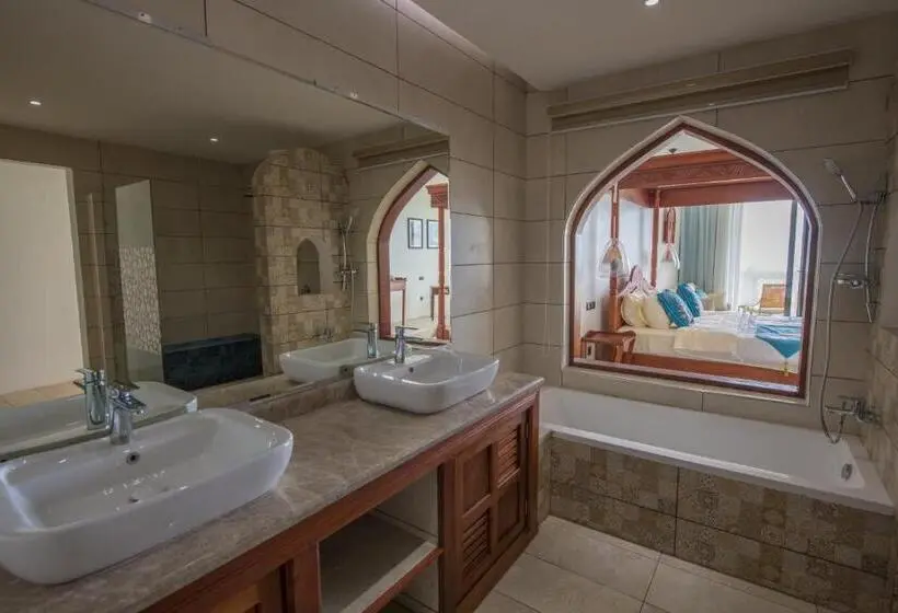 اتاق لوکس با بالکن و چشم‌انداز دریا, Shukran Palace