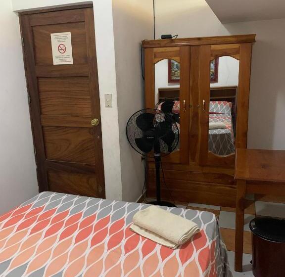 バス共有のスタンダードルーム, Hostal Cumbres De El Salvador Escalón