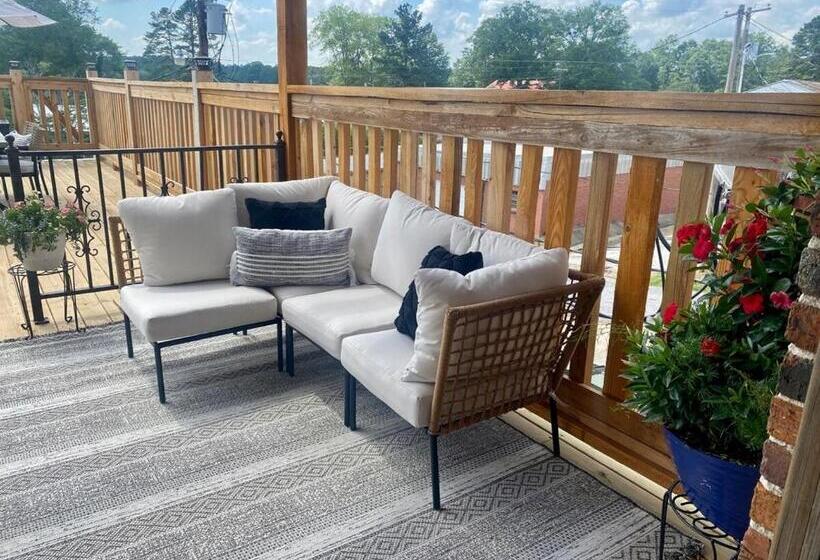 Полулюкс, Chipley S Squareview Inn & Venue