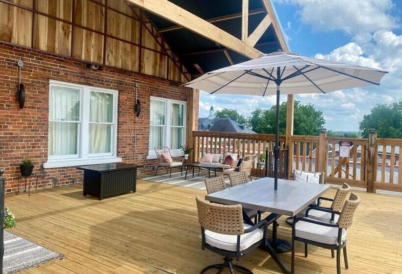 Полулюкс, Chipley S Squareview Inn & Venue