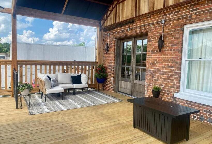 Полулюкс, Chipley S Squareview Inn & Venue