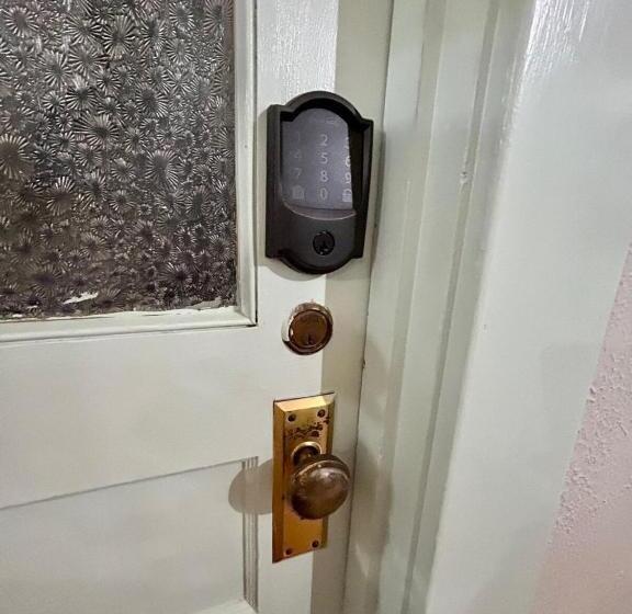 Полулюкс, Chipley S Squareview Inn & Venue