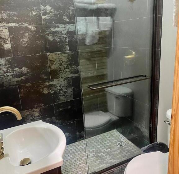 Полулюкс, Chipley S Squareview Inn & Venue