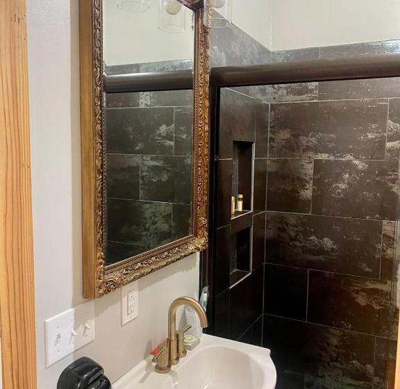 Полулюкс, Chipley S Squareview Inn & Venue