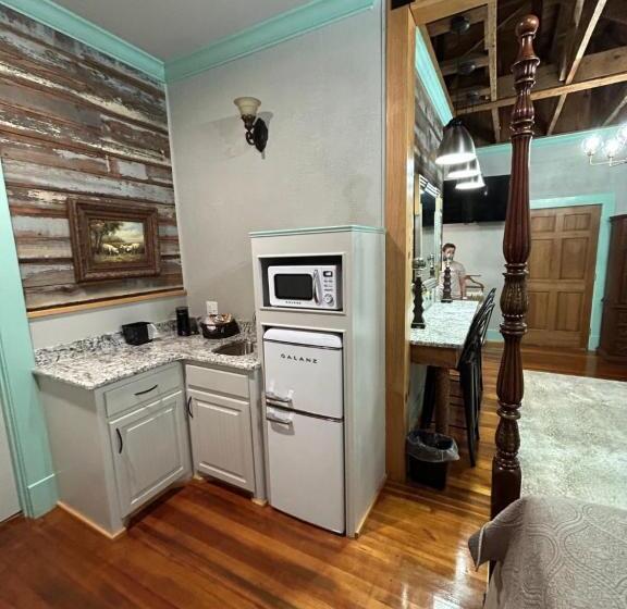 Люкс Кровать Кинг, Chipley S Squareview Inn & Venue