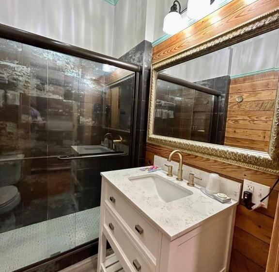 Люкс Кровать Кинг, Chipley S Squareview Inn & Venue