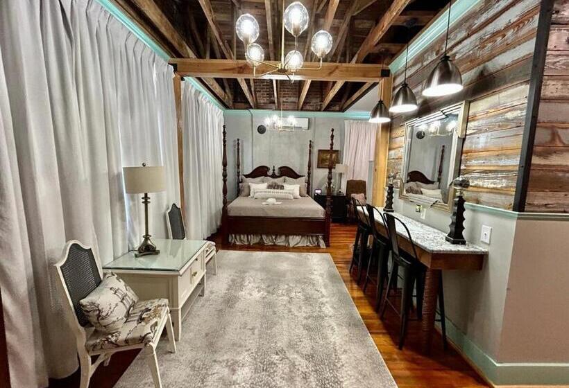 Люкс Кровать Кинг, Chipley S Squareview Inn & Venue