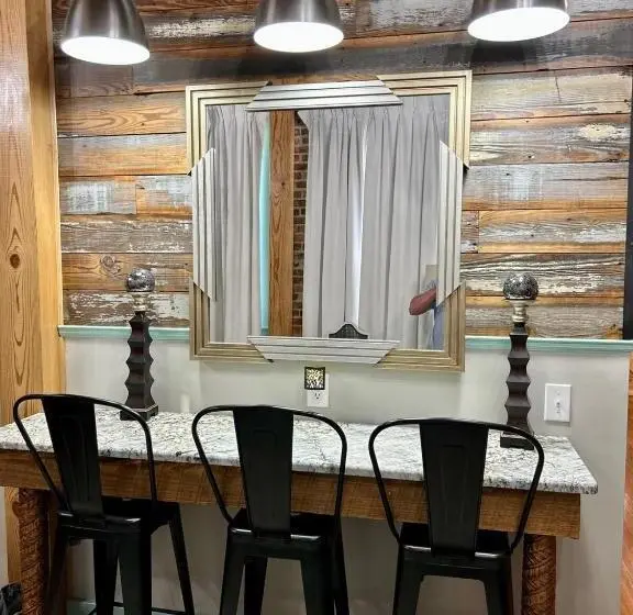キングサイズベッドのスイートルーム, Chipley S Squareview Inn & Venue
