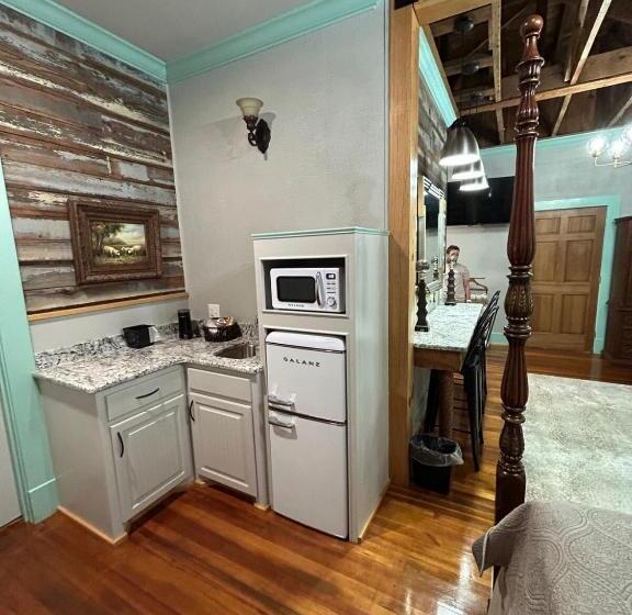 Люкс Кровать Кинг, Chipley S Squareview Inn & Venue