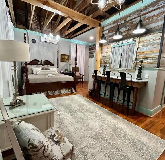 Люкс Кровать Кинг, Chipley S Squareview Inn & Venue