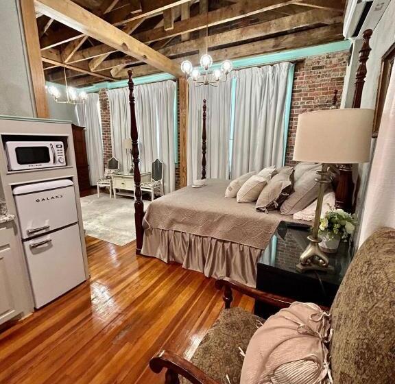 Люкс Кровать Кинг, Chipley S Squareview Inn & Venue