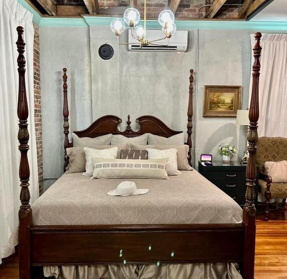 Люкс Кровать Кинг, Chipley S Squareview Inn & Venue