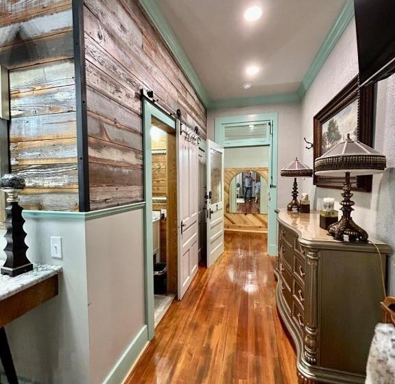 Люкс Кровать Кинг, Chipley S Squareview Inn & Venue