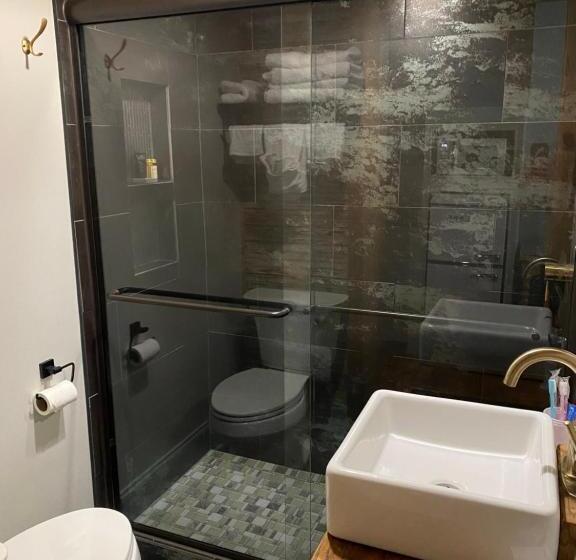 Люкс, Chipley S Squareview Inn & Venue