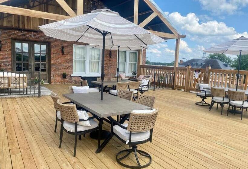 Люкс, Chipley S Squareview Inn & Venue