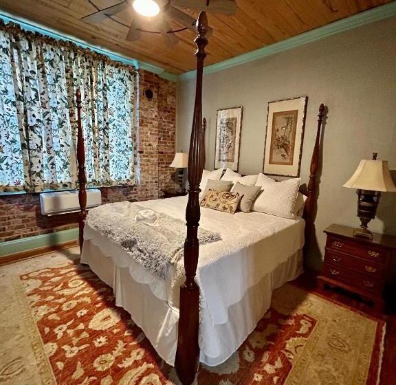 Люкс Deluxe Кровать Кинг, Chipley S Squareview Inn & Venue