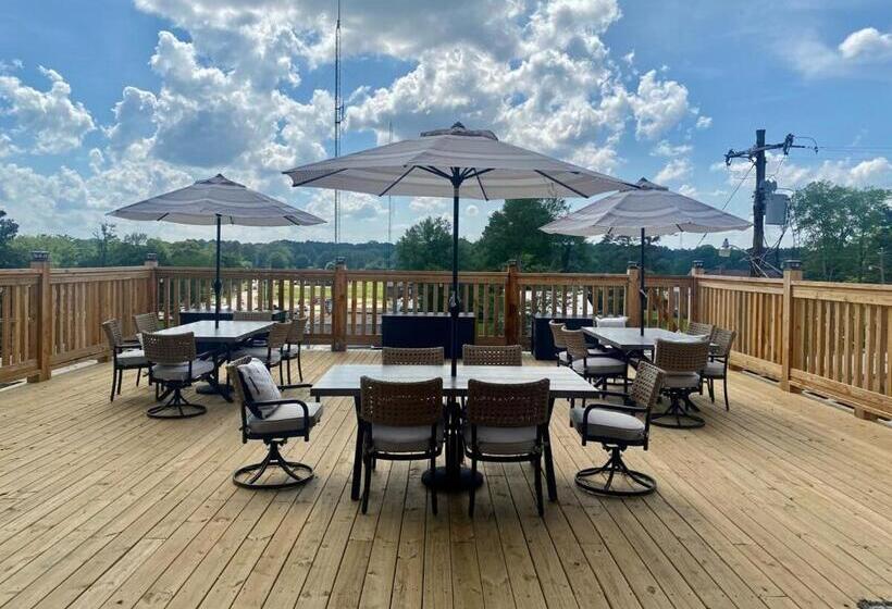 Люкс Deluxe Кровать Кинг, Chipley S Squareview Inn & Venue