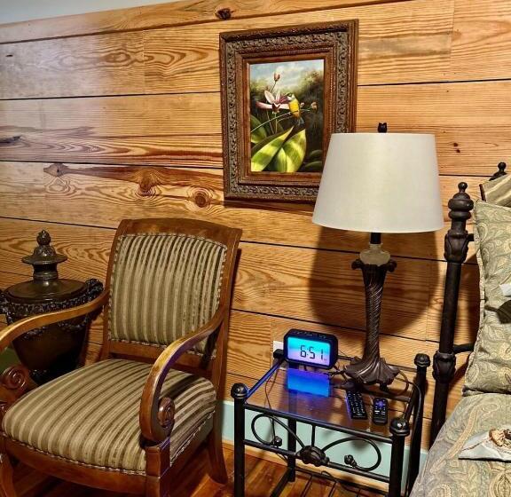 Люкс Повышенной Комфортности, Chipley S Squareview Inn & Venue