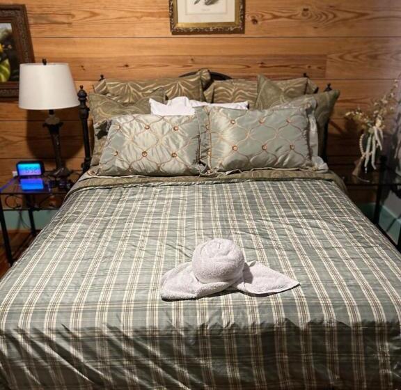 Люкс Повышенной Комфортности, Chipley S Squareview Inn & Venue