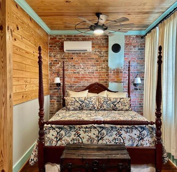 Люкс Superior, Chipley S Squareview Inn & Venue