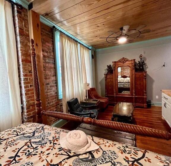 Люкс Superior, Chipley S Squareview Inn & Venue