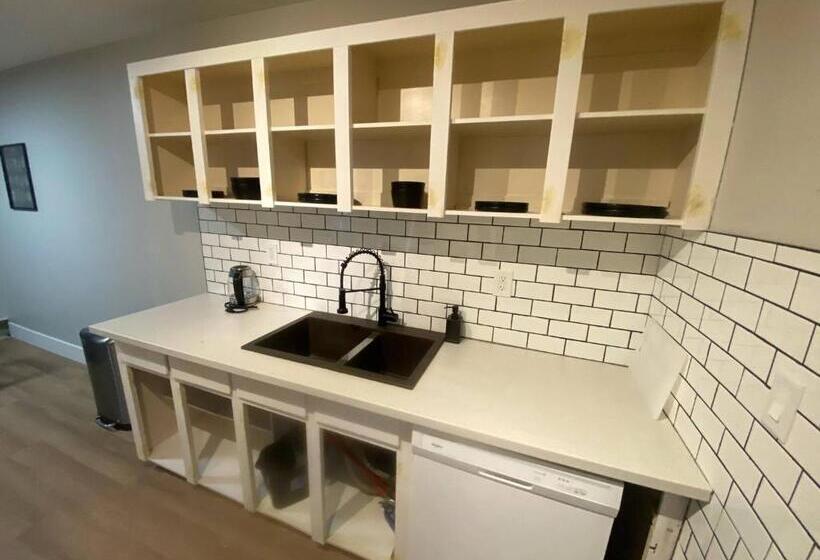 خانه 1 خوابه, Morden Newly Renovated 1br Flats, Walk To Whyte