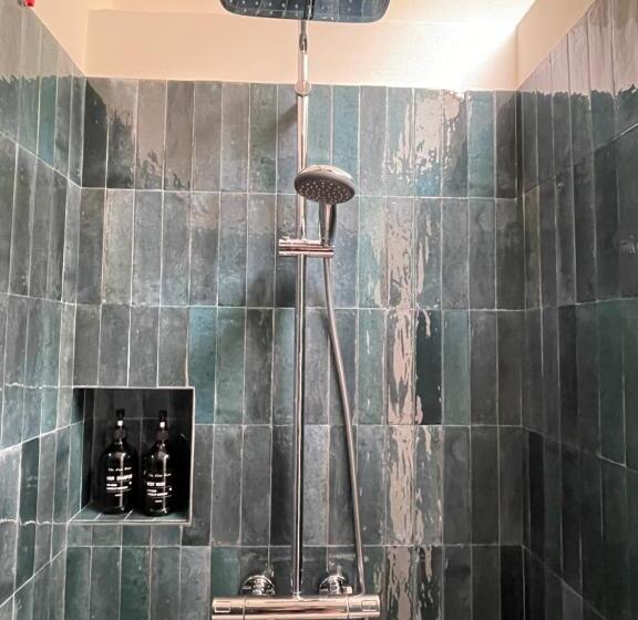اتاق لوکس با بالکن و چشم‌انداز دریا, Villa D Alba Guest House