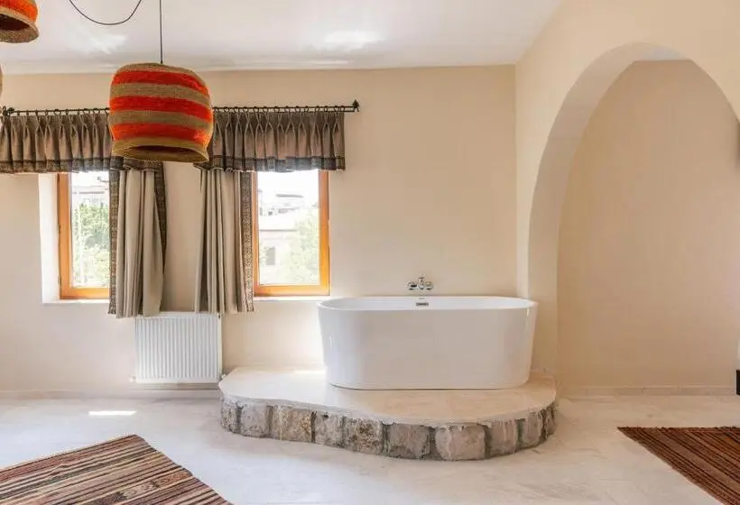 سوئیت با بالکن, Cappadocia Aishe