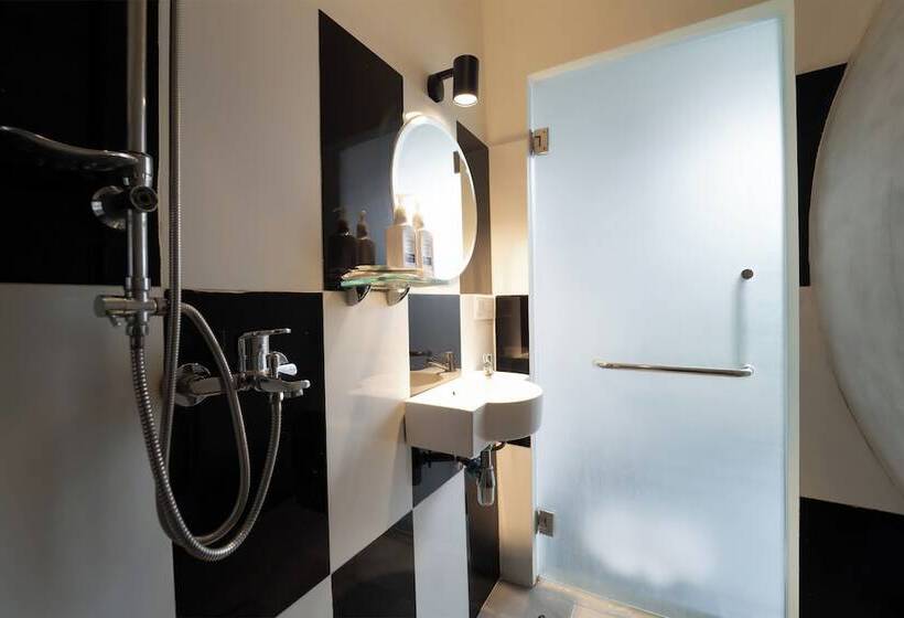 غرفة عائلية, Tunnel Urban Retreat