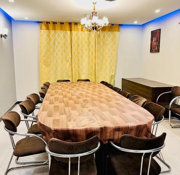 اتاق لوکس, Alpine Family Lodges