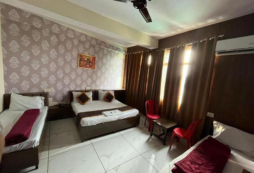 חדר דלוקס לארבעה, Blizz Stayz   Trishul Express