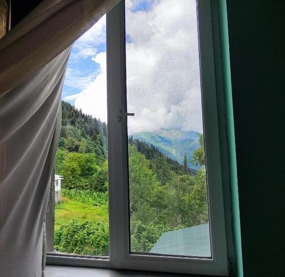 اتاق استاندارد سه تخته با چشمانداز باغ, Guest House Udziro