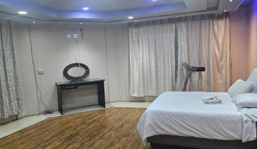 デラックスの４人部屋, Adelina