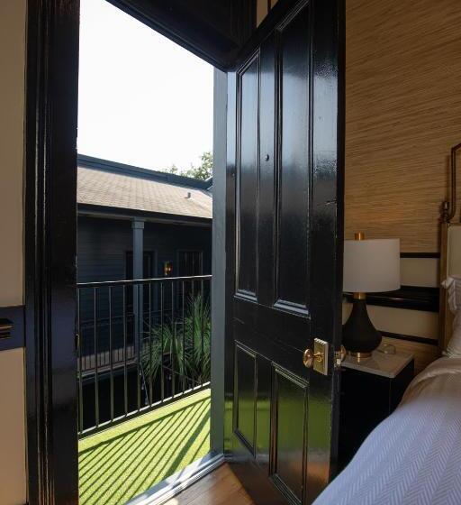 带阳台套房, Blackbird