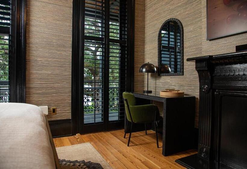 带阳台套房, Blackbird