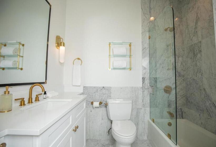 带阳台套房, Blackbird