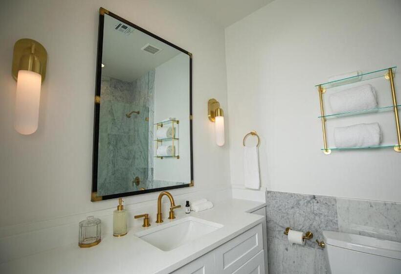 带阳台套房, Blackbird