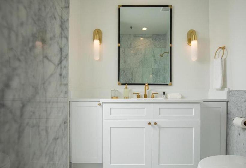 带阳台套房, Blackbird