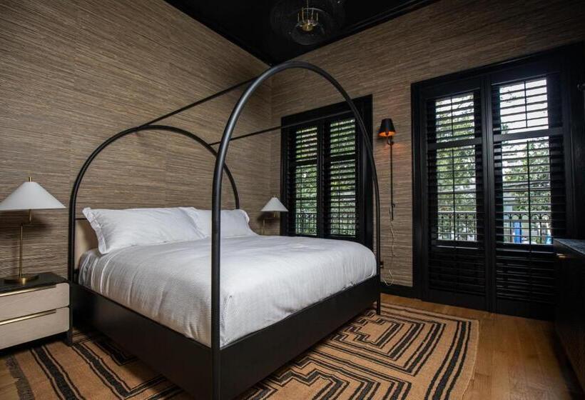 小型套房带阳台, Blackbird