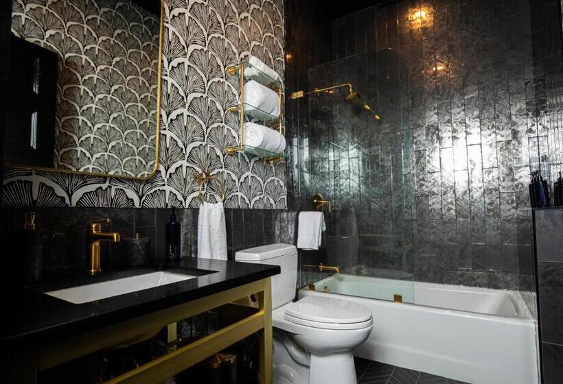 小型套房带阳台, Blackbird