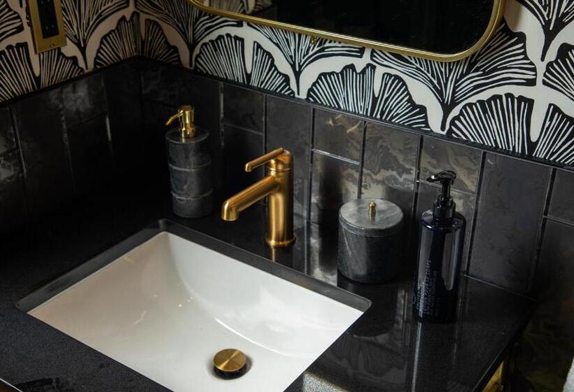 小型套房带阳台, Blackbird