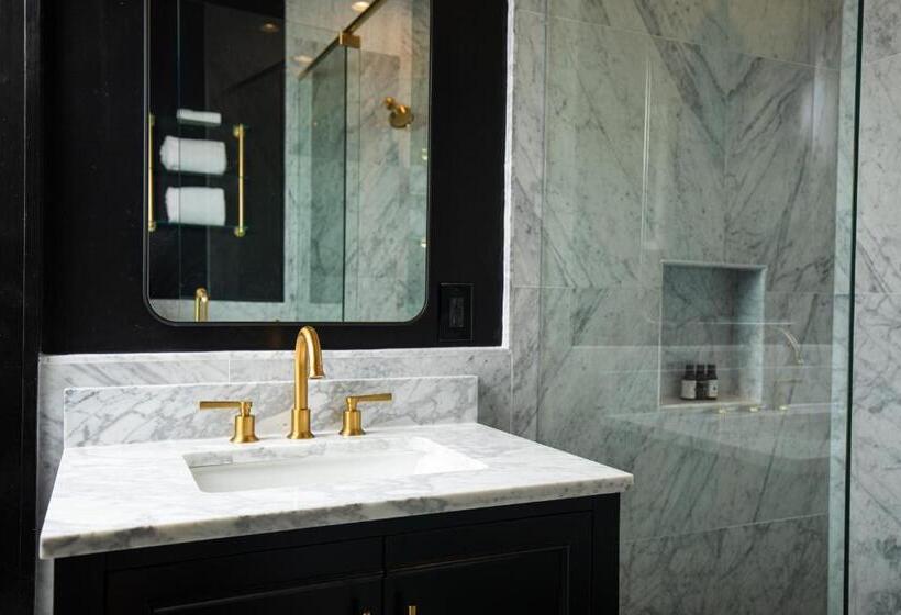 小型套房带阳台, Blackbird