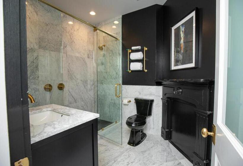 小型套房带阳台, Blackbird