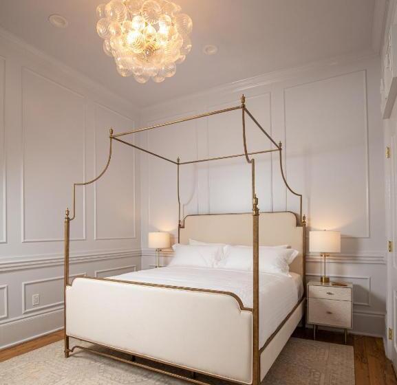 小型套房带阳台, Blackbird