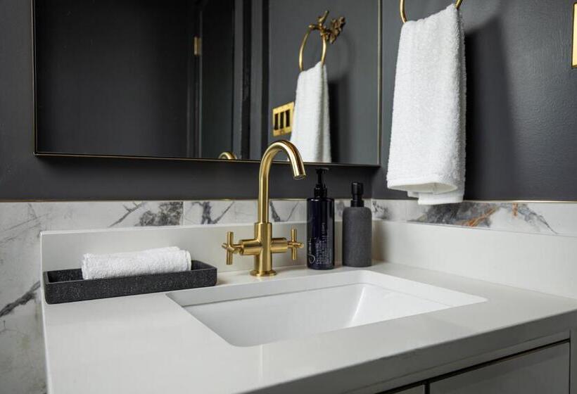 带大床的高级房间, Blackbird