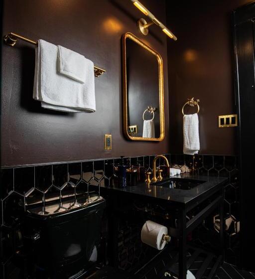 带大床的标准间, Blackbird