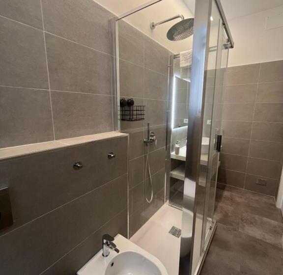 اتاق لوکس با چشمانداز دریا, Le Finestre Veneris